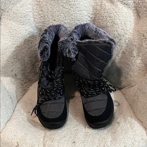 NWOT JSWEI Women's Quilted Winter Boots - Black and Gray